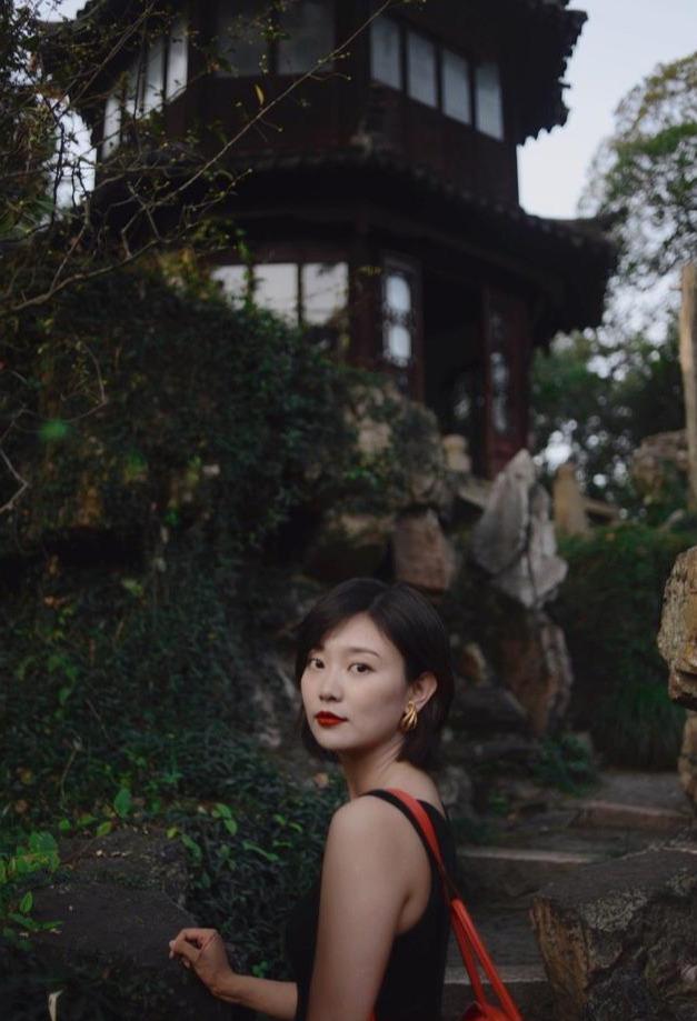 央视女主持李七月大突破一袭u领吊带裙美艳大气比董卿还要美