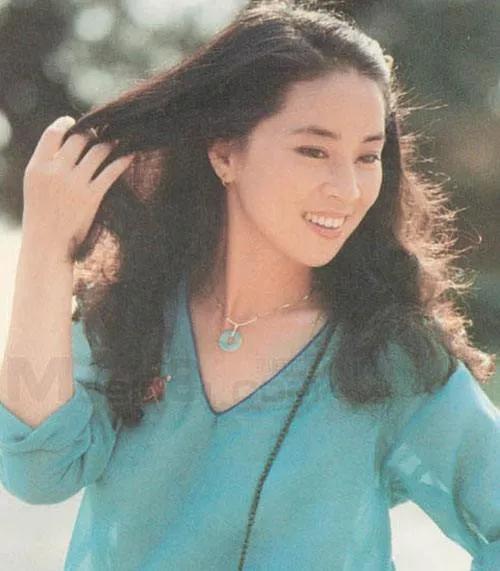 成龙|成龙豪宅拍卖，林凤娇却引热议：在“大哥”背后38年过的好吗？