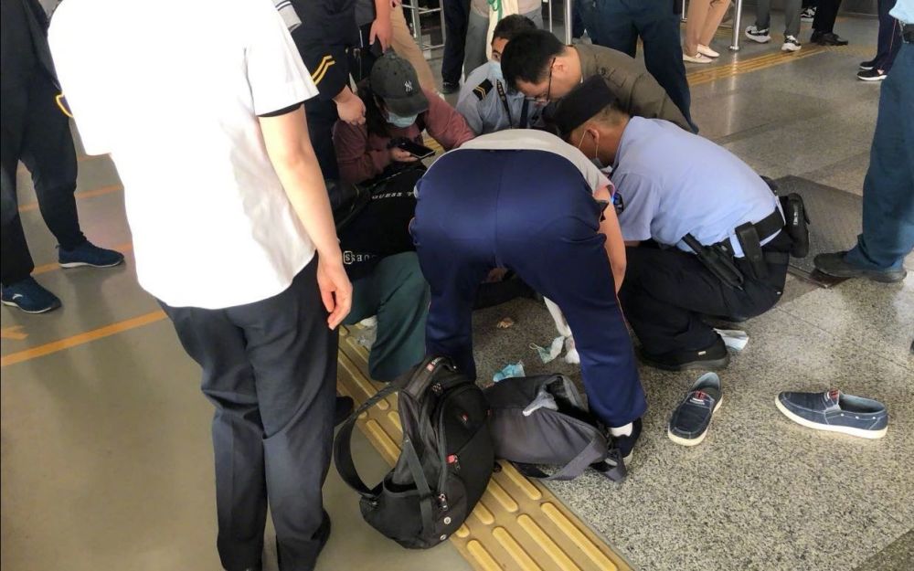 晕倒|13号线霍营站一男子突然晕倒 众人合力抢救未能挽回其生命