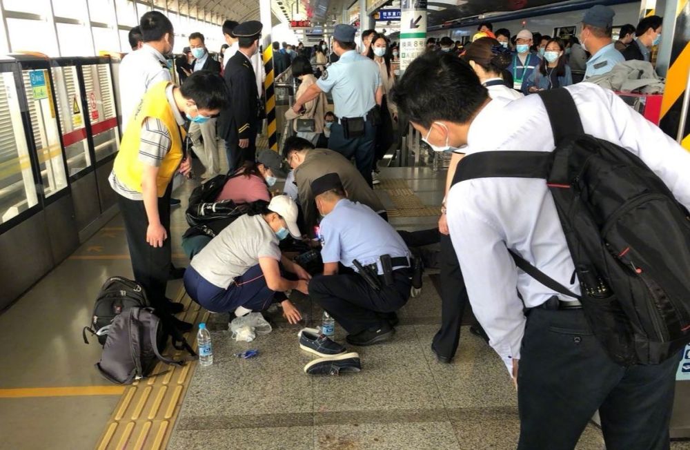 晕倒|13号线霍营站一男子突然晕倒 众人合力抢救未能挽回其生命
