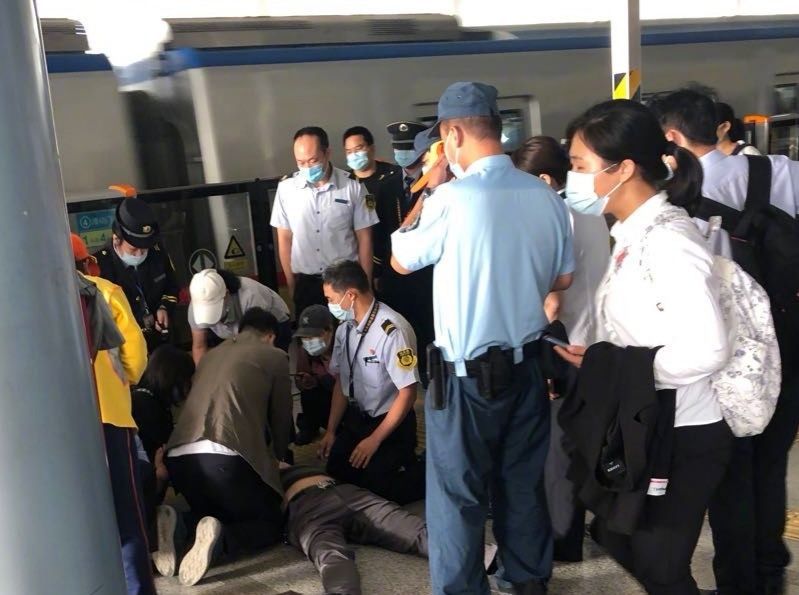 晕倒|13号线霍营站一男子突然晕倒 众人合力抢救未能挽回其生命
