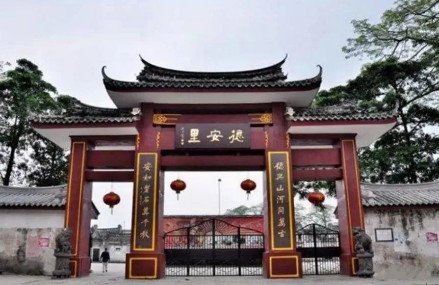 德安里位于广东普宁故城洪阳镇南村,与其说这是一条村,倒不如说是一个