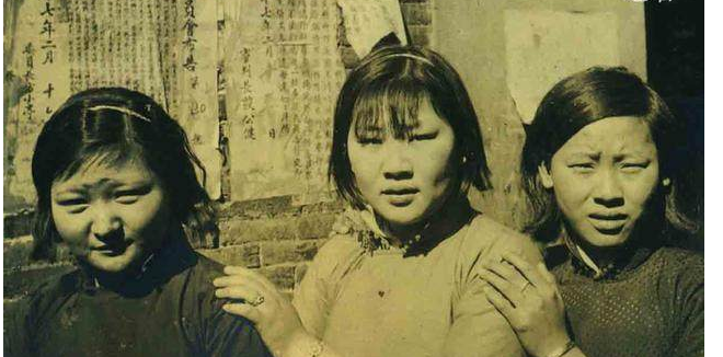 日军拍摄南京大屠杀:照片上这些姑娘 不知道要发生什么 还微笑着