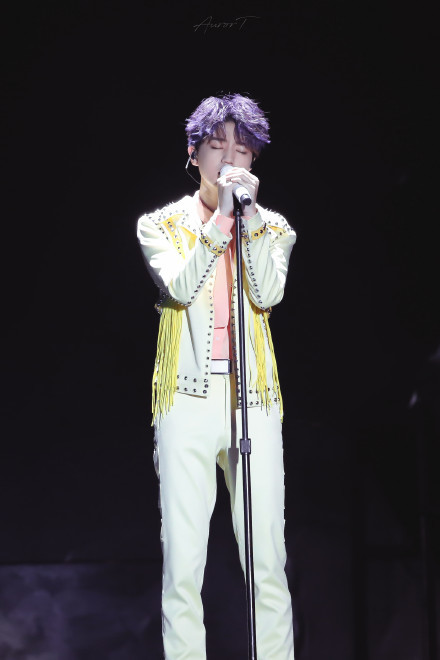 tfboys立麦,王俊凯深情,王源a,看到易烊千玺:仙气飘飘!