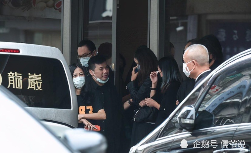 黄鸿升|小鬼即将火化，前女友现女友手牵手送别，60岁的父亲更是情绪崩溃