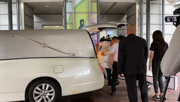 骨灰盒|小鬼遗体火化完毕，父亲护送骨灰盒花葬阳明山，杨丞琳等好友一路陪同