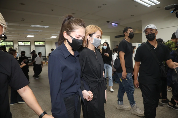 骨灰盒|小鬼遗体火化完毕，父亲护送骨灰盒花葬阳明山，杨丞琳等好友一路陪同