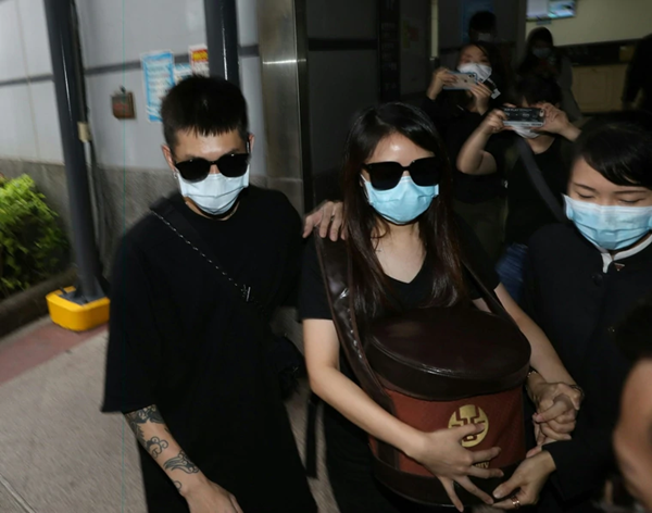 骨灰盒|小鬼遗体火化完毕，父亲护送骨灰盒花葬阳明山，杨丞琳等好友一路陪同