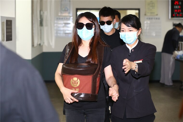 骨灰盒|小鬼遗体火化完毕，父亲护送骨灰盒花葬阳明山，杨丞琳等好友一路陪同