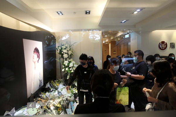 骨灰盒|小鬼遗体火化完毕，父亲护送骨灰盒花葬阳明山，杨丞琳等好友一路陪同