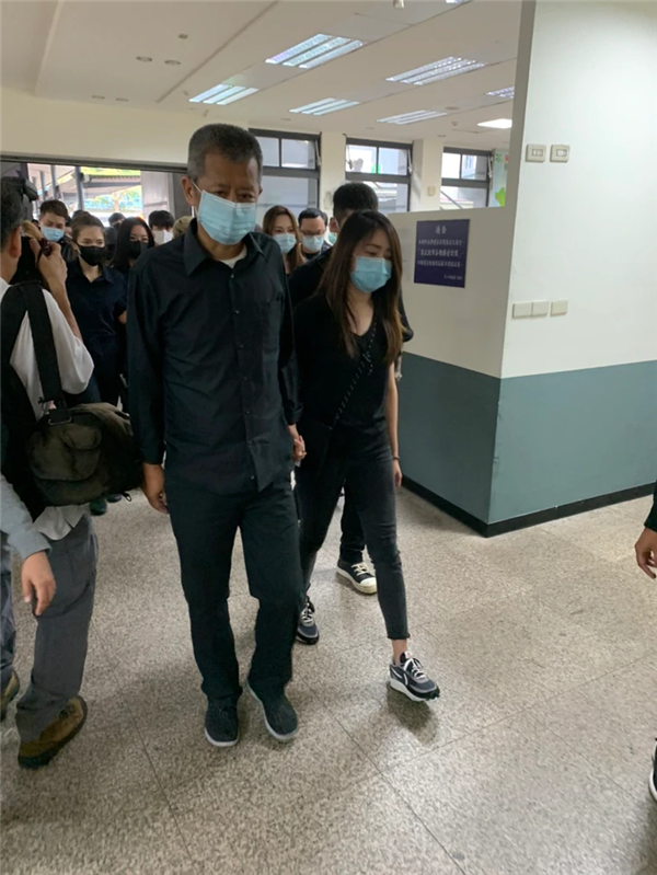 骨灰盒|小鬼遗体火化完毕，父亲护送骨灰盒花葬阳明山，杨丞琳等好友一路陪同