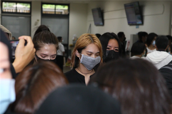 骨灰盒|小鬼遗体火化完毕，父亲护送骨灰盒花葬阳明山，杨丞琳等好友一路陪同