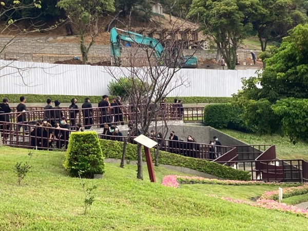 骨灰盒|小鬼遗体火化完毕，父亲护送骨灰盒花葬阳明山，杨丞琳等好友一路陪同