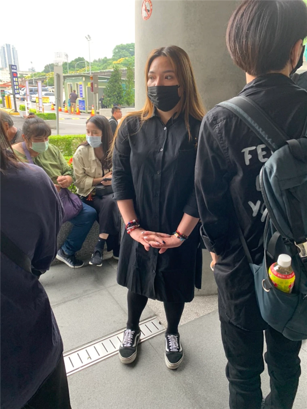 小鬼遗体火化完毕 父亲护送骨灰盒花葬阳明山 杨丞琳等好友一路陪同 腾讯新闻