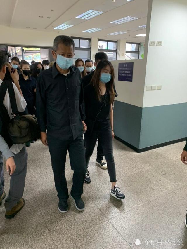 黄鸿升|小鬼即将火化，前女友现女友手牵手送别，60岁的父亲更是情绪崩溃