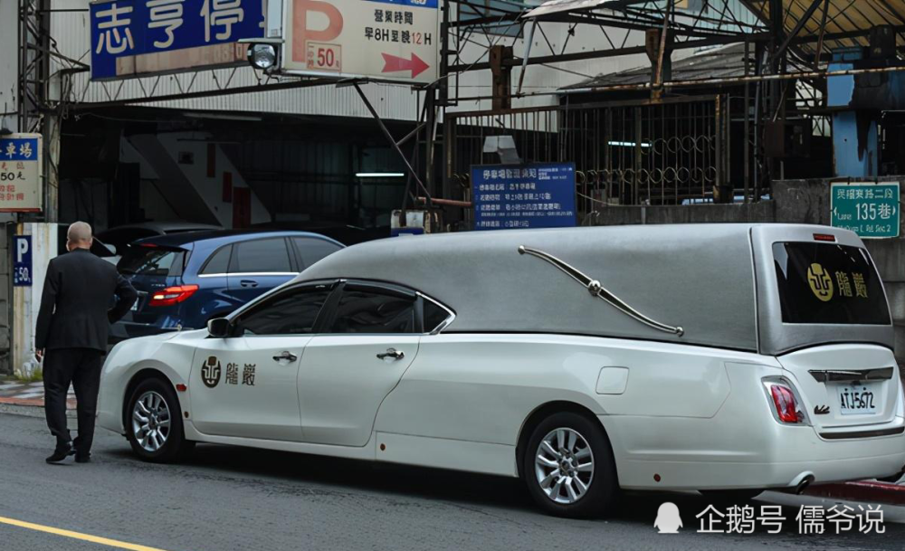 黄鸿升|小鬼即将火化，前女友现女友手牵手送别，60岁的父亲更是情绪崩溃