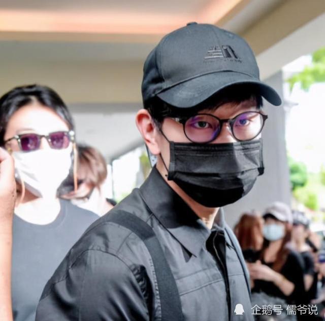黄鸿升|小鬼即将火化，前女友现女友手牵手送别，60岁的父亲更是情绪崩溃