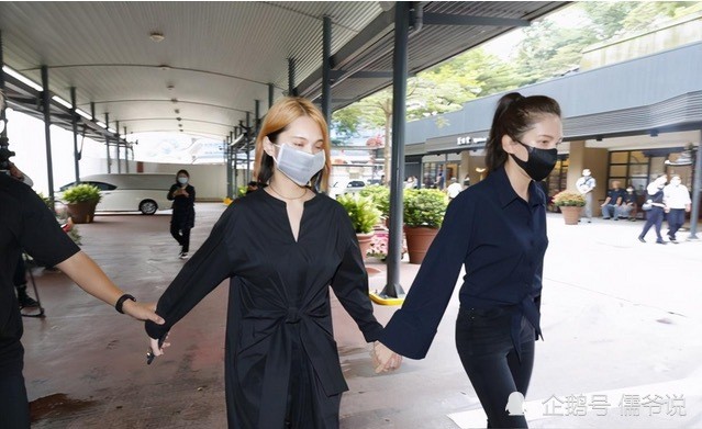 黄鸿升|小鬼即将火化，前女友现女友手牵手送别，60岁的父亲更是情绪崩溃