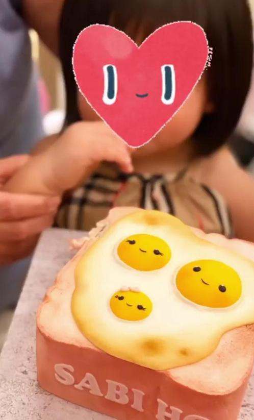 何超盈|何超盈晒与女儿合照庆30岁生日，1岁荷包蛋为妈妈制作惊喜贺卡
