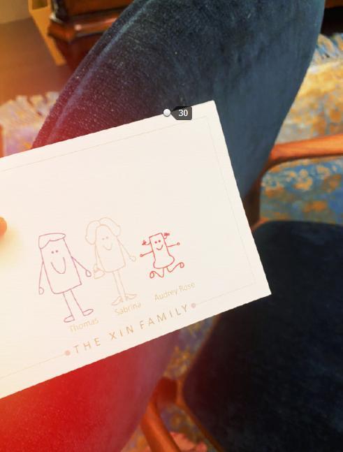 何超盈|何超盈晒与女儿合照庆30岁生日，1岁荷包蛋为妈妈制作惊喜贺卡