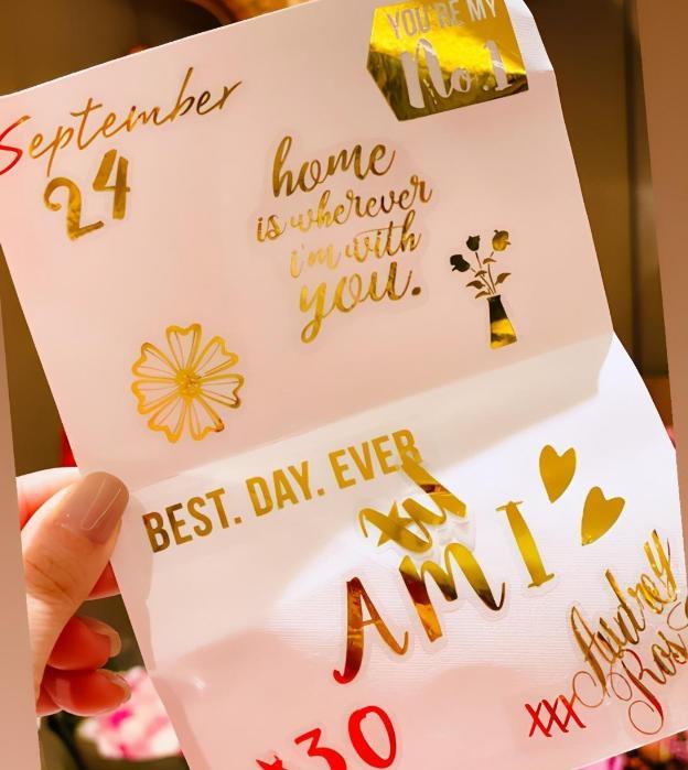 何超盈|何超盈晒与女儿合照庆30岁生日，1岁荷包蛋为妈妈制作惊喜贺卡