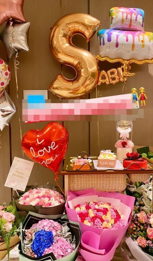 何超盈|何超盈晒与女儿合照庆30岁生日，1岁荷包蛋为妈妈制作惊喜贺卡