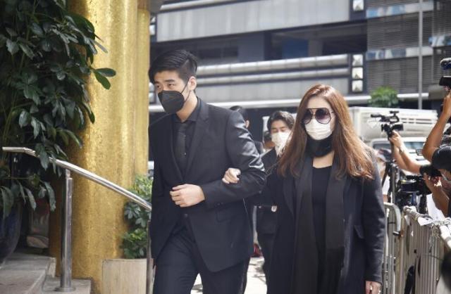 何超盈|何超盈晒与女儿合照庆30岁生日，1岁荷包蛋为妈妈制作惊喜贺卡