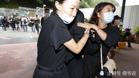 黄鸿升|小鬼即将火化，前女友现女友手牵手送别，60岁的父亲更是情绪崩溃