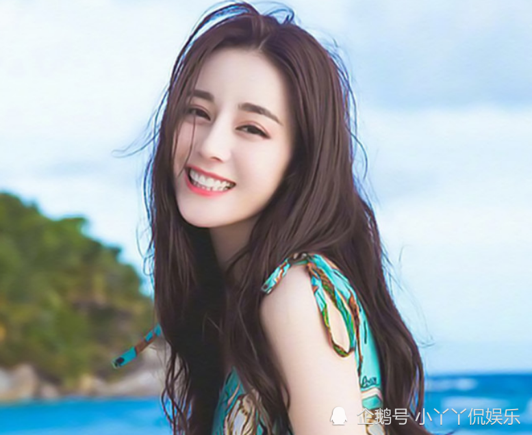 168cm迪丽热巴脚码有多大?当她脱鞋后露出丝袜脚时，这谁能想得到?