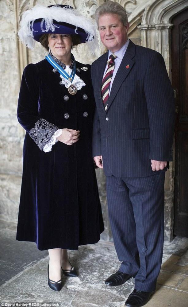 巴瑟斯特八世|英国美貌模特嫁给豪门英俊伯爵，继承3亿遗产全送给男玩伴？！