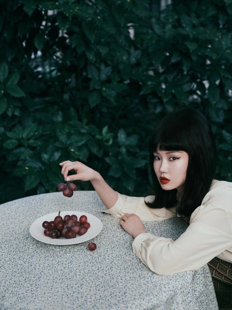 黄龄美得好独特,眼波流转眉眼也娇媚,散发的独有风情让人难模仿