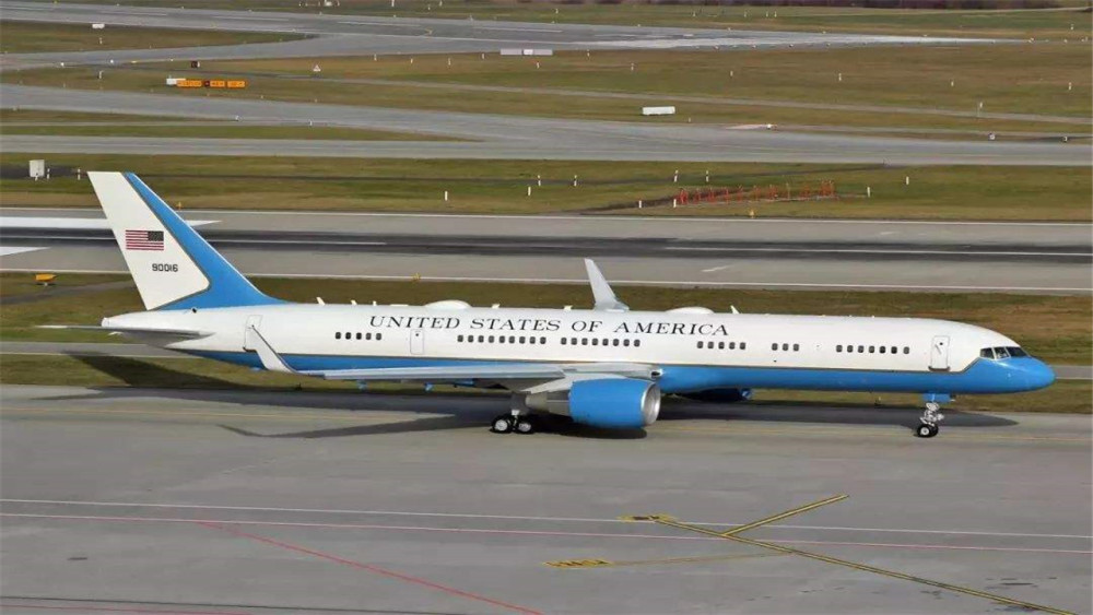 前几天,美国副总统乘坐的"空军二号"专机就因为发动机吸入异物而陷入