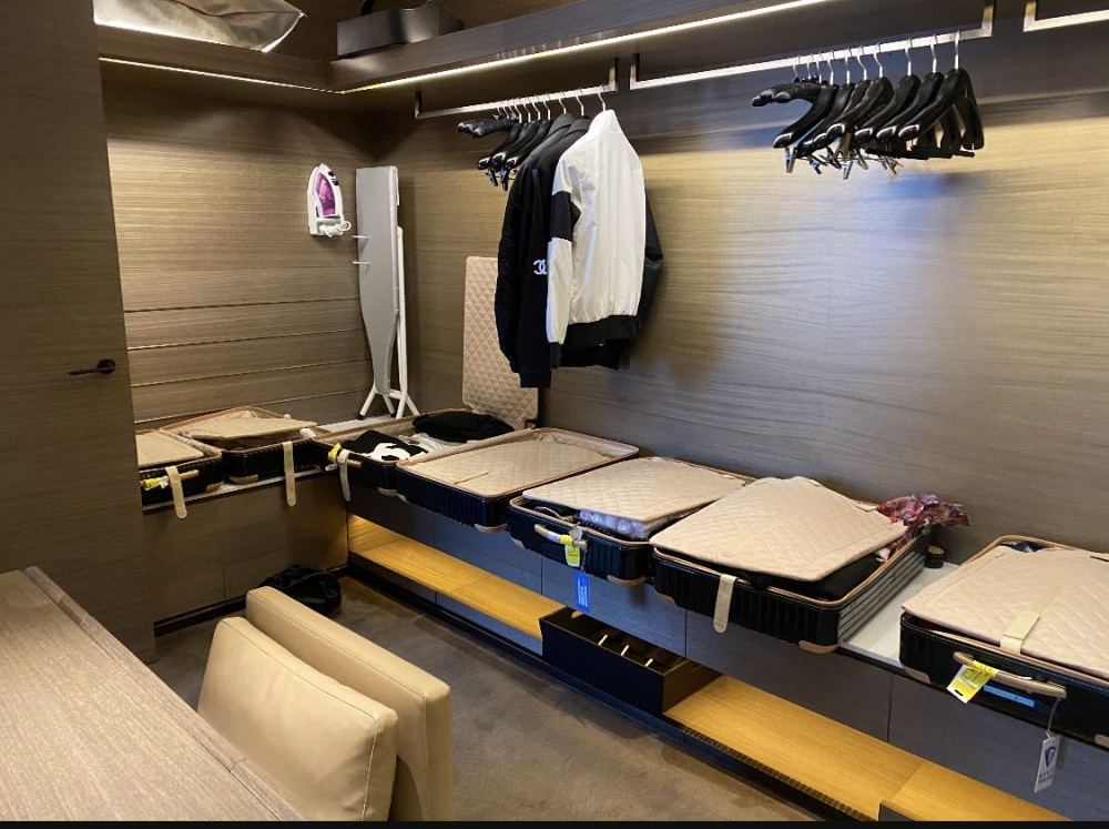 郭碧婷|郭碧婷挺孕肚带婆婆去吃宵夜，晚上12点还在外用餐，精神状态好