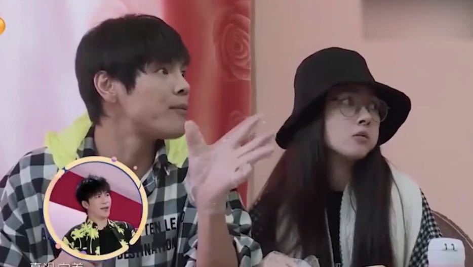 郭碧婷|郭碧婷挺孕肚带婆婆去吃宵夜，晚上12点还在外用餐，精神状态好