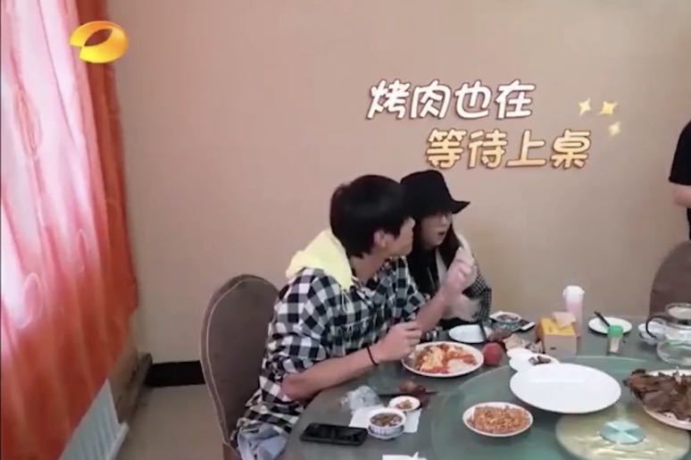 郭碧婷|郭碧婷挺孕肚带婆婆去吃宵夜，晚上12点还在外用餐，精神状态好