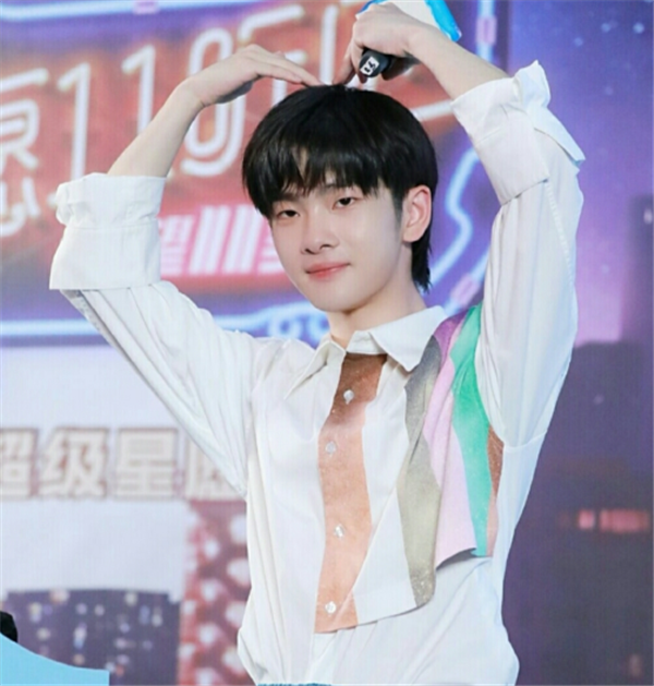 r1se成员的花式比心,何洛洛标准,任豪简单,看到夏之光:有创意