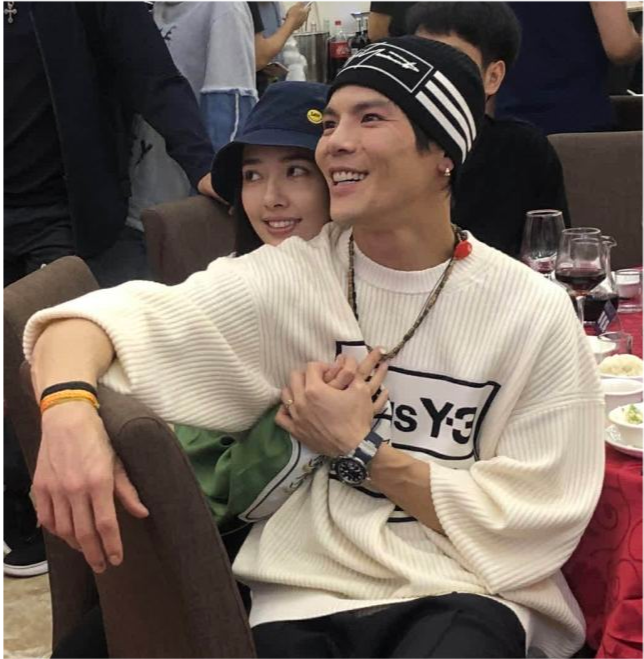 郭碧婷|郭碧婷挺孕肚带婆婆去吃宵夜，晚上12点还在外用餐，精神状态好