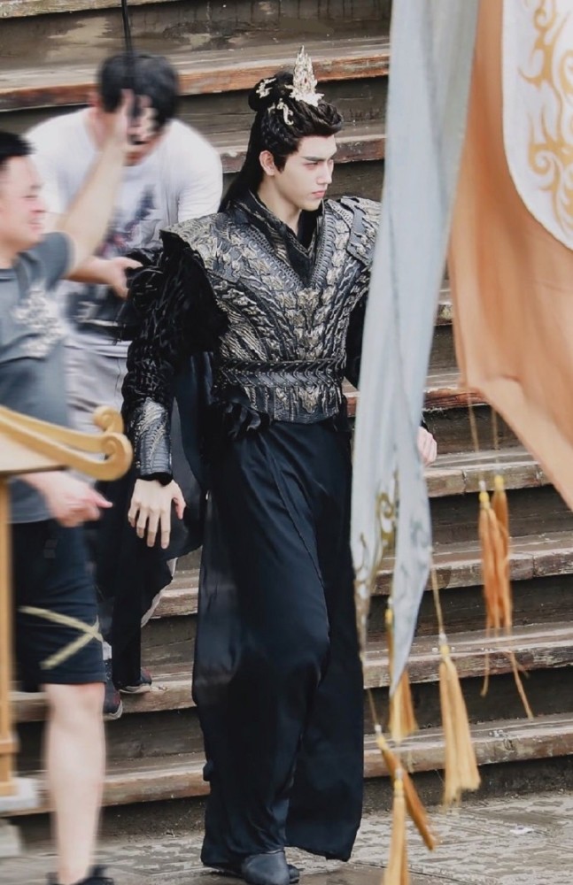 陈飞宇《皓衣行》路透,白衣飘飘仙气十足,嘟嘴卖萌太可爱了