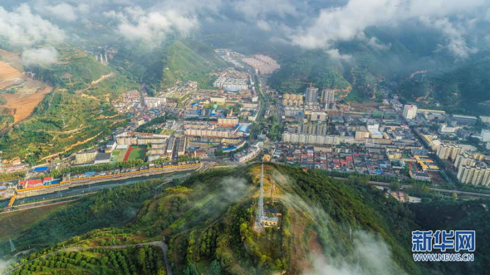 图为无人机视角下的陕西延安黄龙县城.新华网发 魏新华 摄