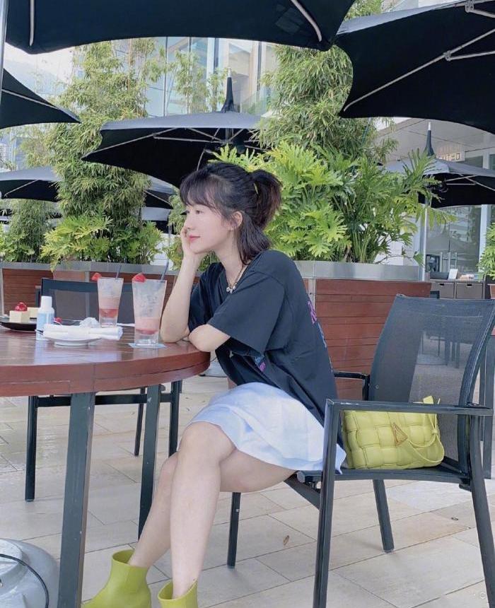 李念真钟爱少女风,穿白衬衫配波点阔腿裤清新减龄,气质脱俗