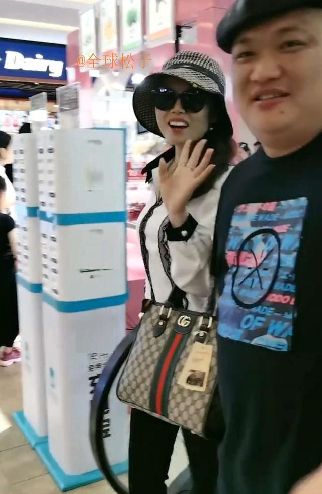 草帽姐|草帽姐现身机场，穿着时尚妆容精致，戴破草帽颇像“作秀”