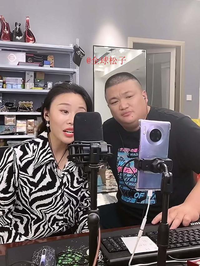 草帽姐|草帽姐现身机场，穿着时尚妆容精致，戴破草帽颇像“作秀”