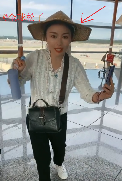 草帽姐|草帽姐现身机场，穿着时尚妆容精致，戴破草帽颇像“作秀”