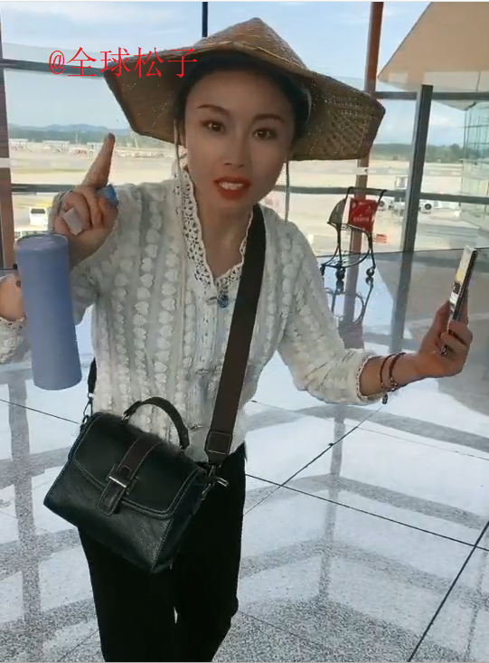 草帽姐|草帽姐现身机场，穿着时尚妆容精致，戴破草帽颇像“作秀”
