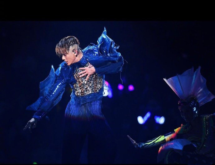 郭富城|郭富城发文庆祝出道30周年，晒过往舞台照表白粉丝：我爱你们