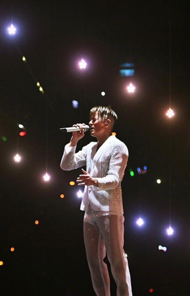 郭富城|郭富城发文庆祝出道30周年，晒过往舞台照表白粉丝：我爱你们