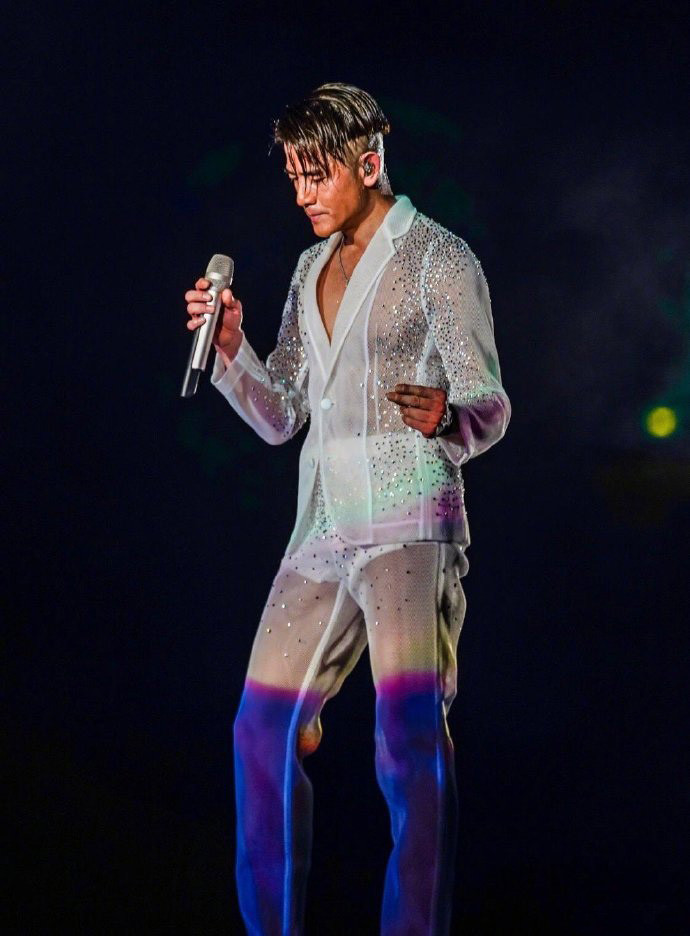 郭富城|郭富城发文庆祝出道30周年，晒过往舞台照表白粉丝：我爱你们