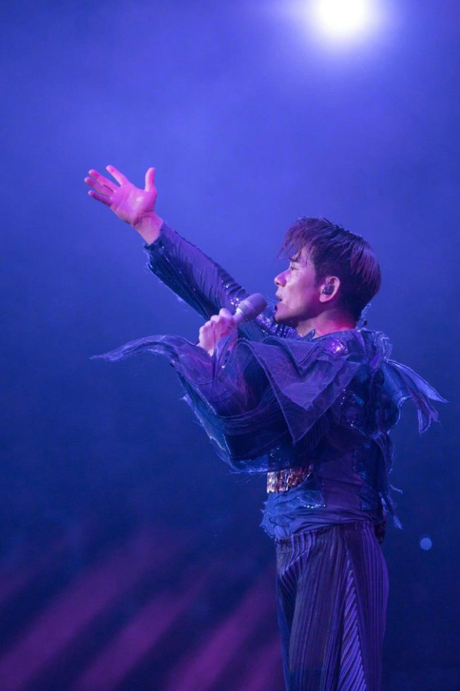 郭富城|郭富城发文庆祝出道30周年，晒过往舞台照表白粉丝：我爱你们