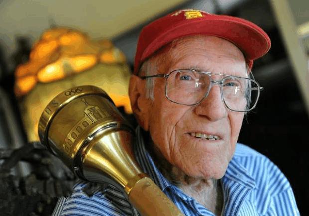 由于路易体格强壮,渡边睦弘非常喜欢折磨他,用皮带抽打他的太阳穴,逼