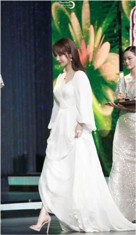 杨紫|杨紫路演生图曝光，笑容甜美妆发造型极佳，“丑小鸭”终蜕变成“白雪公主”